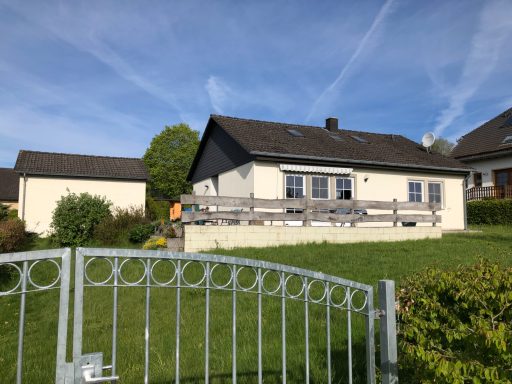 Blick vom Gartentor aufs Ferienhaus