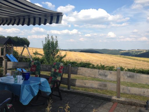 Terrasse mit Blick auf Felder und Wälder