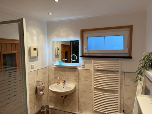Badezimmer mit angrenzender Sauna